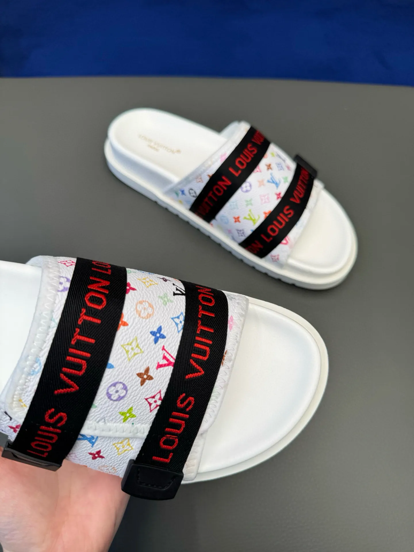 [L Home] P: 340💰Size: 38-45 Top purchasing lv men's summer slippers, classic presbyopia with soft real leather lining, unique color splicing effect, distinctive personality, fashionable and trendy essential style, light and comfortable. Lightweight and tough rubber insole, micro ridged foam outsole, super comfortable!